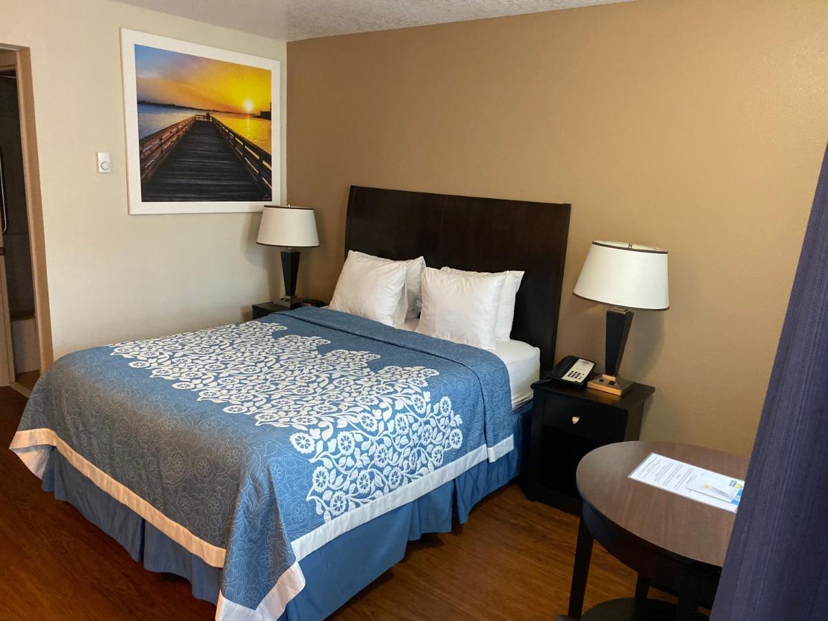 Days Inn By Wyndham Newport Or Екстер'єр фото