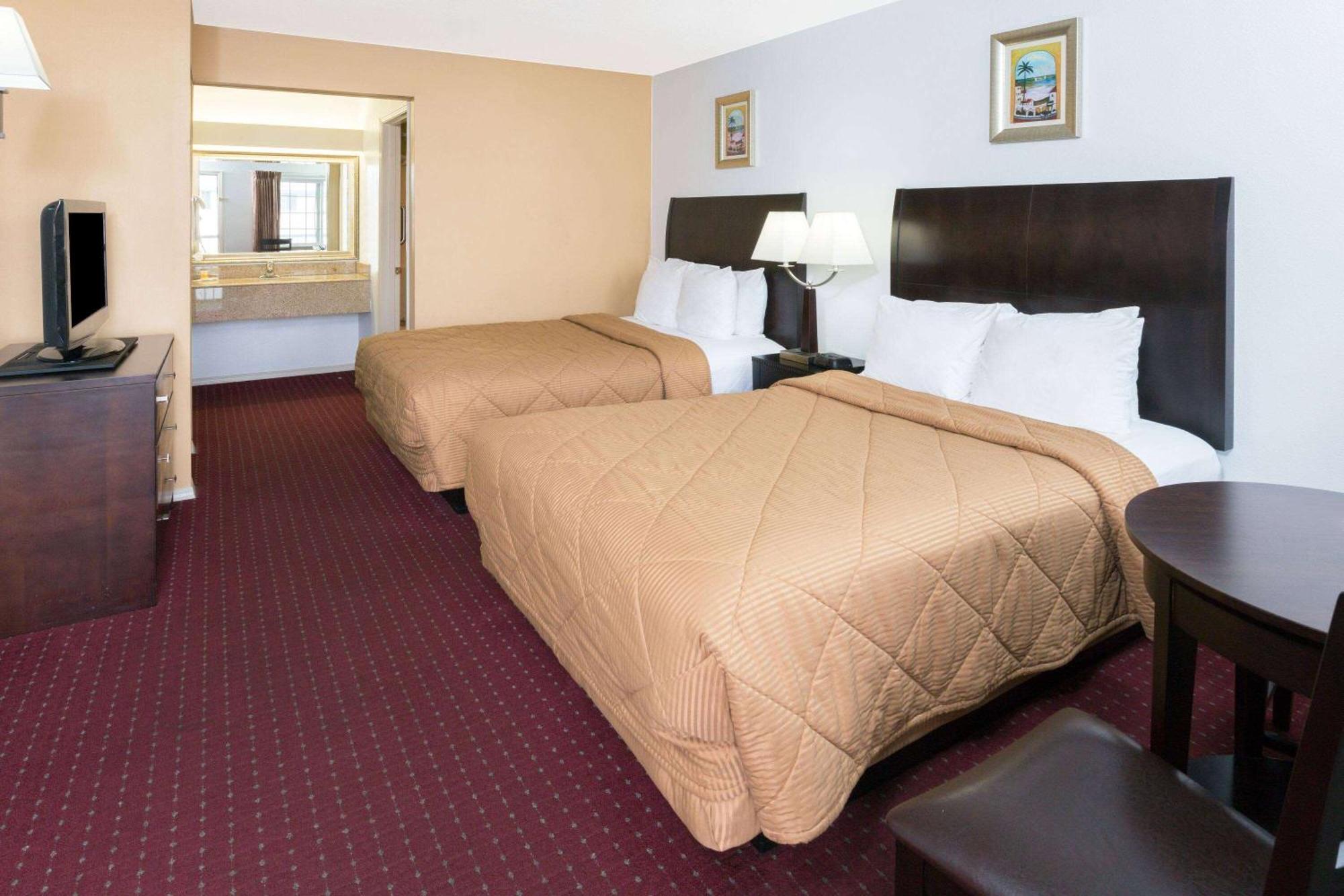 Days Inn By Wyndham Newport Or Екстер'єр фото
