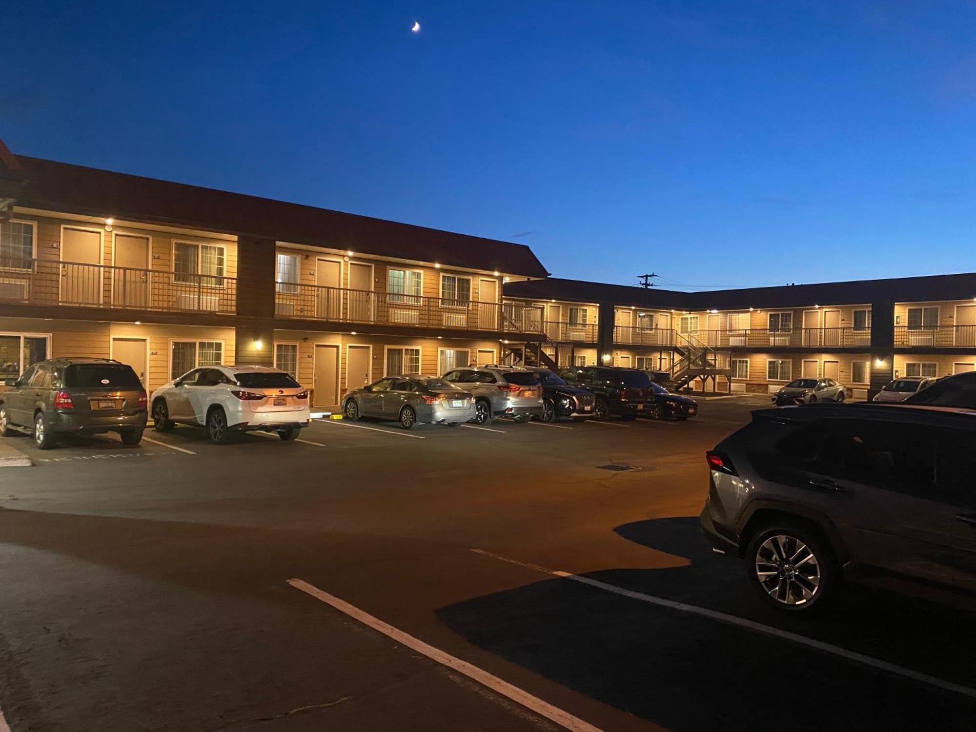 Days Inn By Wyndham Newport Or Екстер'єр фото