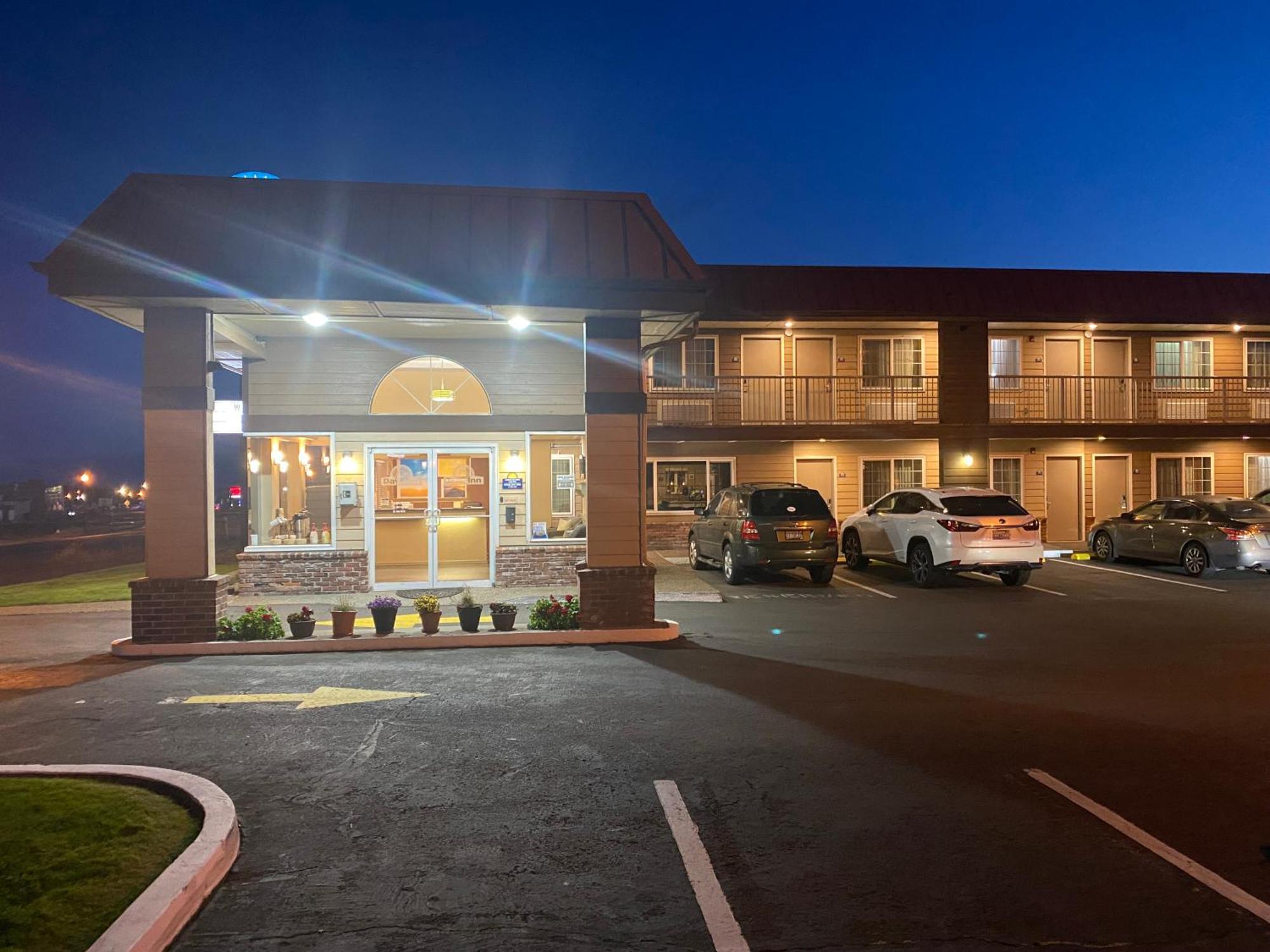 Days Inn By Wyndham Newport Or Екстер'єр фото