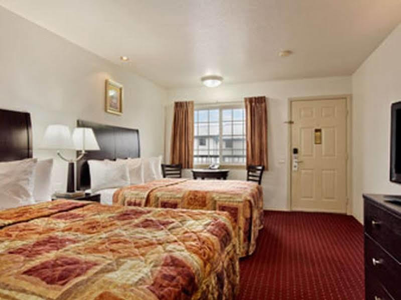 Days Inn By Wyndham Newport Or Екстер'єр фото