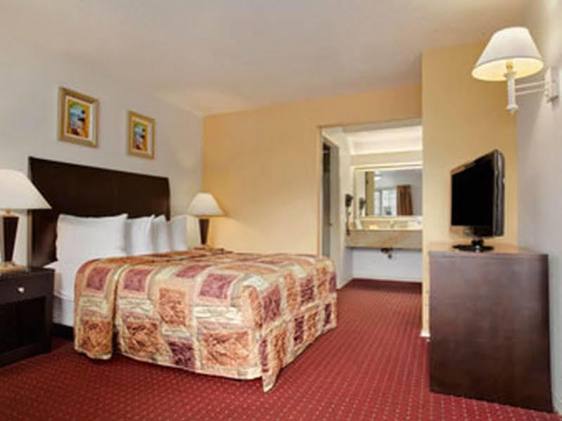 Days Inn By Wyndham Newport Or Екстер'єр фото