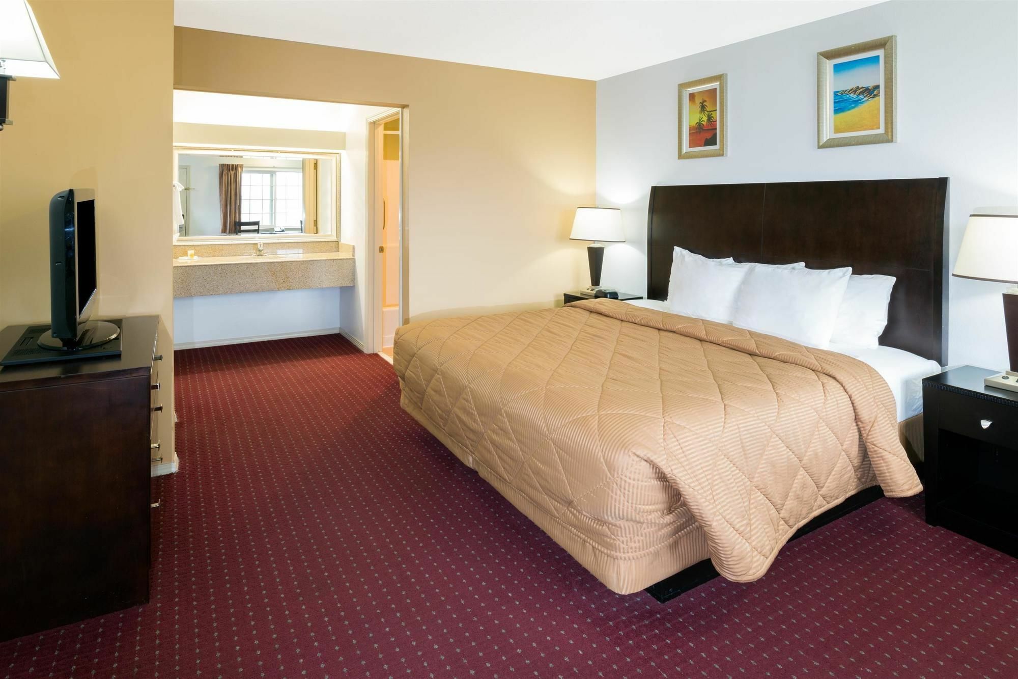 Days Inn By Wyndham Newport Or Екстер'єр фото
